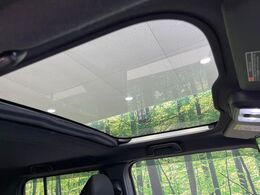 【ガラスルーフ】ガラスルーフ搭載で車内の解放感が一気にアップ！開放的なドライブをお楽しみいただけます。