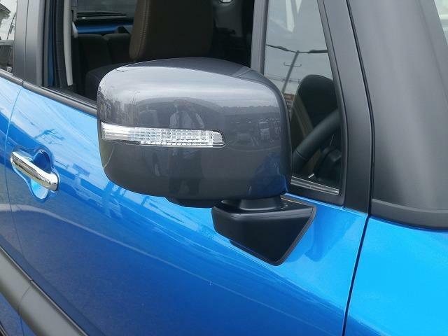 『LEDサイドターンランプ付ドアミラー』を装備しております！対向車や被視認性が向上するので、安全装備でもあるのです！