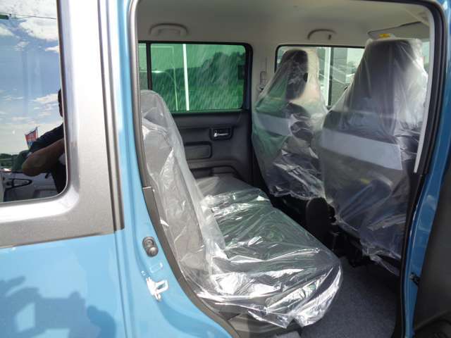 外装の磨き作業、内装のクリーニングもしております！お客様に気持ちよくお車を見ていただきたいので、いつもピカピカの状態を保つように心がけております！