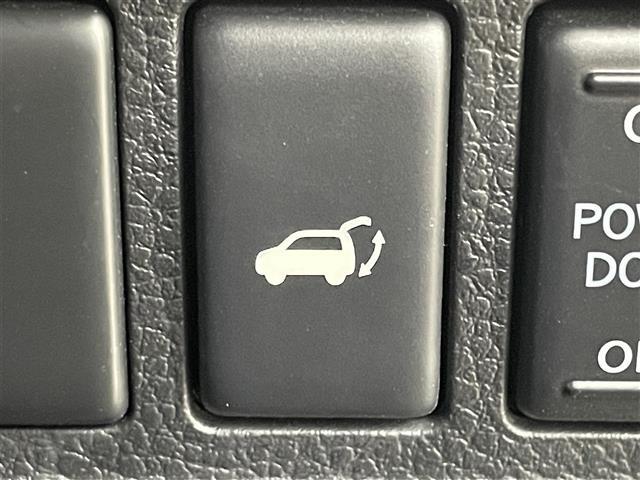 【電動リアゲート】荷物を抱えた状態でもリアゲートの開閉が可能です！お買い物時やアウトドアの際に役立ちますね。
