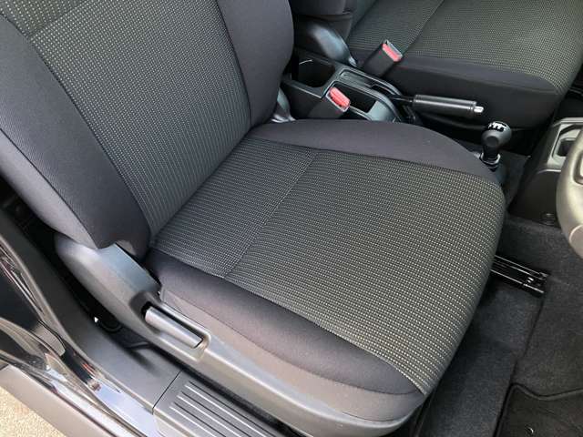 ご納車時に、全台法定点検を実施致します。消耗品のバッテリー、エンジンオイルや、オイルエレメントなどは新品交換し、ほか不具合箇所は修理し、ご納車後に安心してお乗りいただける様に、しっかり整備を致します。