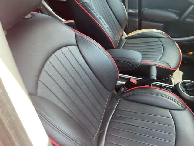 フロントシート。レザー調シトカバー付き