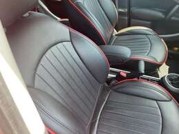 フロントシート。レザー調シトカバー付き