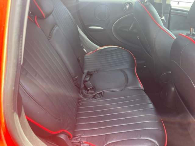 5人乗りです。リヤシトもついています