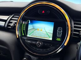 ●ガイドライン付きバックカメラ：不安な駐車もこれで安心！ガイドライン付きなので狭い箇所での駐車もラクラクです！