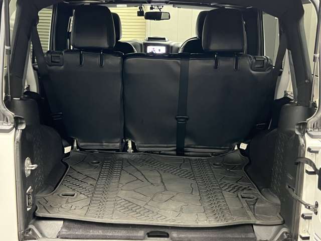 【屋内展示場完備】雨が降っても風が吹いても、暑くても寒くてもゆっくりお車をご覧いただけます⇒