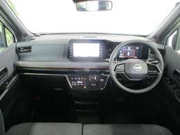 黒を基調としたスタイリッシュなデザインの運転席です。衝突被害軽減ブレーキ、レーンキープアシストなどの安心装備付き！