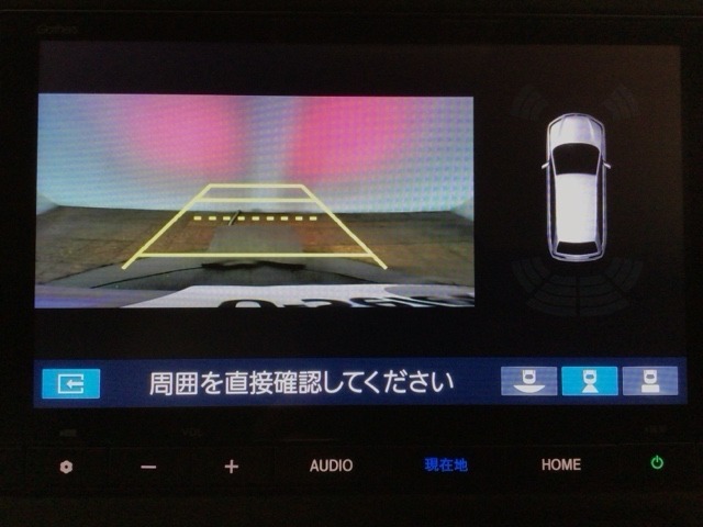 バックカメラが付いているので、車庫入れもラクラクです♪更にバンパーに取り付けられたソナーセンサーで、障害物を音とナビゲーション画面で知らせてくれます♪