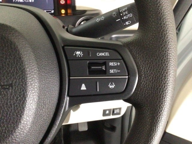 【アダプティブ・クルーズ・コントロール】予め設定した車速内でクルマが自動的に加減速。 前走車との適切な車間距離を維持しながら追従走行し、高速道路でのドライバーの疲労を軽減してくれる嬉しい機能付♪