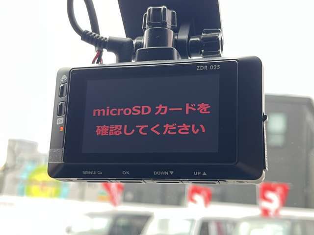 前方のドライブレコーダーカメラと日産自慢の「プロパイロット」のセンサー類がバックミラーの後ろの窓ガラス際に備わっています。