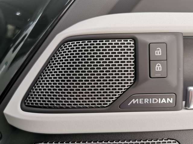 【MERIDIANサウンドシステム】標準の英国の歴史あるオーディオブランド「MERIDIAN」の音響システムを搭載。車内音響を臨場感豊かに、いつものドライブを「想い出」に変えてくれます。