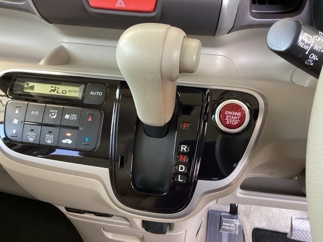 自然に手が届き、操作性の良いインパネシフトに、パーキングブレーキは、フットブレーキタイプなので、運転席と助手席の間はすっきりしています。