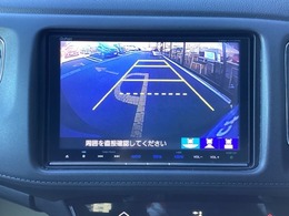 運転が苦手な方も車庫入れラクラクです！ギアをリバースに入れれば自動的にモニターが切り換わりますので、面倒な操作は不要です。狭い駐車場もお車を傷つけず安心です！