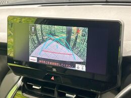 【バックカメラ】駐車時に後方がリアルタイム映像で確認できます。大型商業施設や立体駐車場での駐車時や、夜間のバック時に大活躍！運転スキルに関わらず、今や必須となった装備のひとつです！