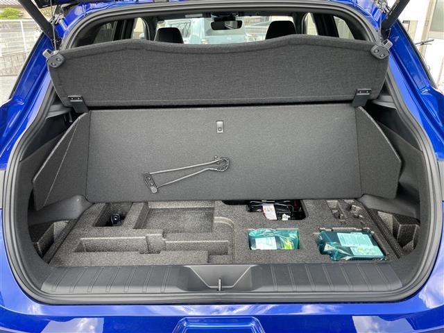 【トランク】積み込みやすくて、たっぷり積める荷室です。シートアレンジできるものは、乗車人数と荷物の量や大きさによってシートを動かすことができるので、より快適なドライブが可能です！