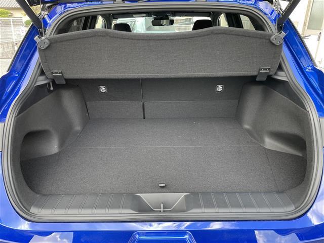 【トランク】積み込みやすくて、たっぷり積める荷室です。シートアレンジできるものは、乗車人数と荷物の量や大きさによってシートを動かすことができるので、より快適なドライブが可能です！
