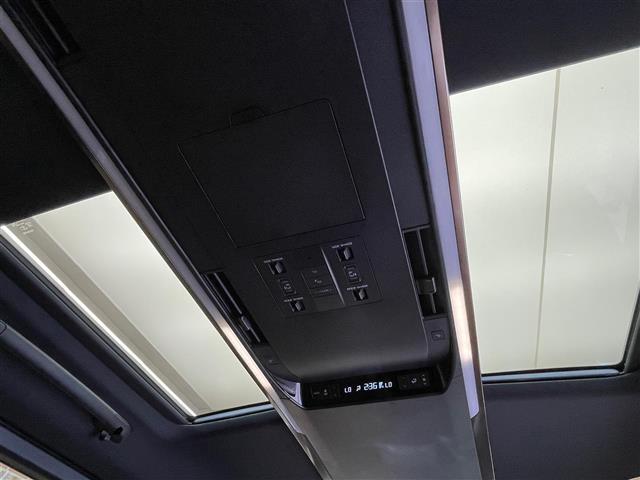 【左右独立ムーンルーフ（電動シェード）】2列目の左右シートの配置されているムーンルーフ。後席からだけでなく前席からも操作可能です！