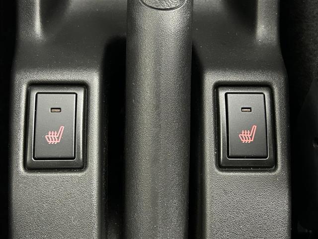 【シートヒーター】シートを温めてくれる暖房機器です！長時間座っていると負担が掛かりやすい背中や腰、または冬場などの寒い日に冷えやすい脚部に快適なぬくもりを伝えます。
