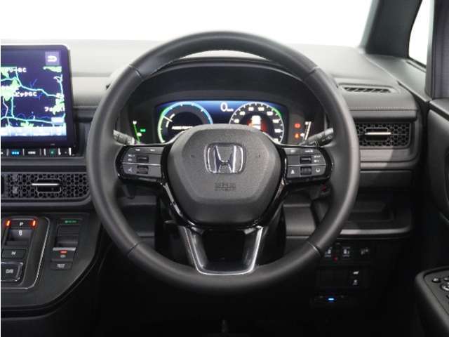 【Honda SENSING】 カメラ等装置で精度の高い検知能力を発揮、安全運転を支援します。ステアリング上のコントローラーに注目！