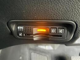 【ETC】有料道路を利用する際に料金所で停止することなく通過できる、ETC車載器（ノンストップ自動料金収受システム機器）が装備されています。セットアップを行うことで利用可能になります。