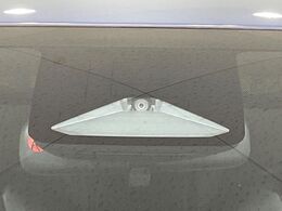 【トヨタセーフティセンス】走行中に前方の車両等を認識し、衝突しそうな時は警報とブレーキで衝突回避と被害軽減をアシスト。より安全にドライブをお楽しみいただけます。