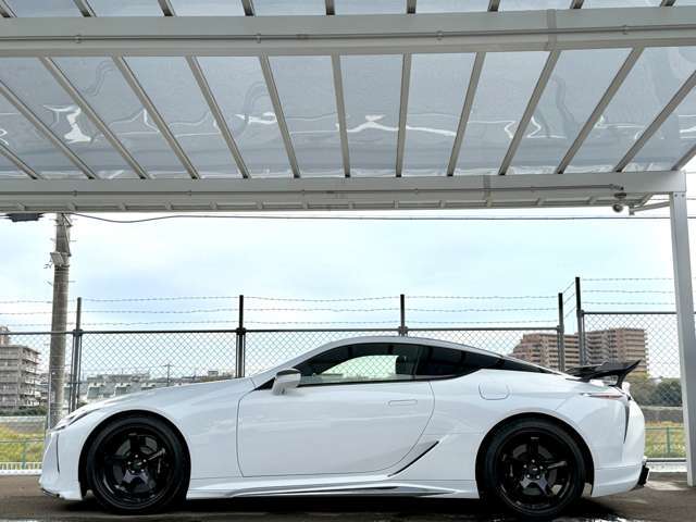 メーカー：レクサス  車種：LC500h Sパッケージ走行距離：28,000km　色：ホワイト