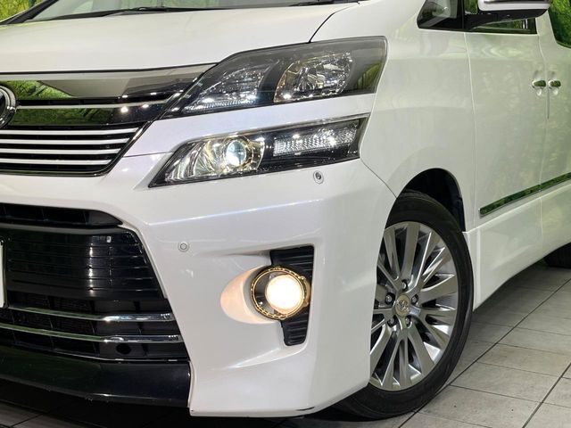 【LEDヘッドライト】悪天候や夜間走行時も良好な視界を確保し安心して運転できる高輝度LEDヘッドライトを装備！点灯速度が早く、消費電力も抑えられています。