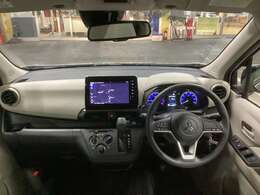 シフトレバーをダッシュパネルセンターに装備。運転席、助手席の足元すっきり！