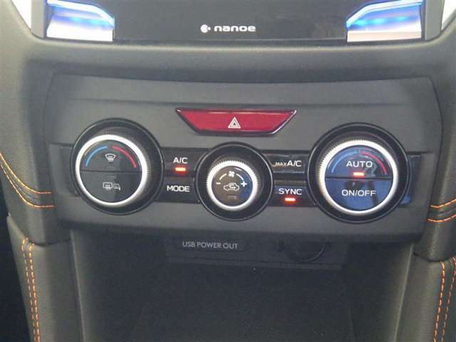 左右独立温度コントロールフルオートエアコンです。運転席、助手席それぞれで、独立して、温度設定出来ますよ♪