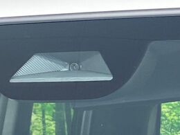 【ホンダセンシング】走行中に前方の車両等を認識し、衝突しそうな時は警報とブレーキで衝突回避と被害軽減をアシスト。より安全にドライブをお楽しみいただけます。