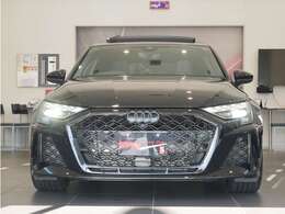 三次元的な造形をみせるヘッドライト、精悍なイメージを伴ったシングルフレームグリルへと力強いラインを描きます。