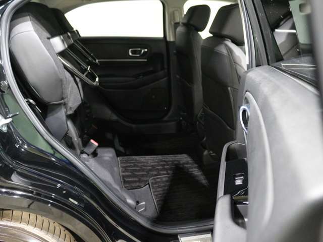 後席を跳ね上げれば高さのある物も積めます。