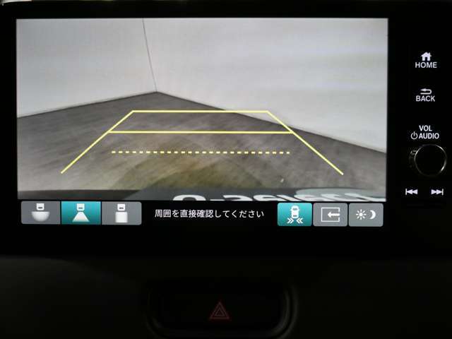 リアカメラ付きで後退時も安心です。