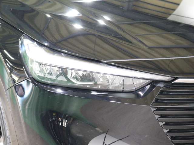 LEDヘッドライトで夜間や雨天時でも明るく照らします。