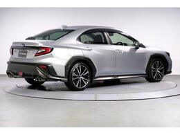 大きなスポイラーも無くまさに「羊の皮を被った狼」