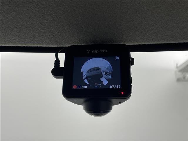 【ドライブレコーダー】映像・音声などの運転中の記録を残します。事故などを起こした起こされた時の証拠になりえますので、もしも時でも安心ですね。