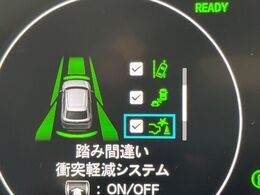 【ホンダセンシング】走行中に前方の車両等を認識し、衝突しそうな時は警報とブレーキで衝突回避と被害軽減をアシスト。より安全にドライブをお楽しみいただけます。