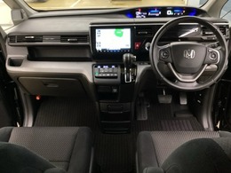 車内はチタニア抗菌防臭施工済です。スタイリッシュなデザインでスポーティなインパネ周りを演出します。グローブボックスやカップホルダーのほかにトレーなどたくさんの収納スペースが付いています。