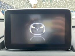 【マツダコネクトナビ】車内の雰囲気にマッチした一体型タイプのナビ。各種車輌設定やBluetooth再生等、様々な機能が楽しめます。直感的なダイヤル操作が可能で、使い勝手も良好です。
