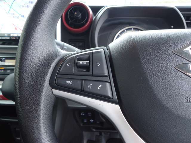 ステアリングにオーディオのスイッチが付いていますので、運転中でも目をそらさずに手元で操作が可能です。利便性だけでなく事故防止にも繋がります。
