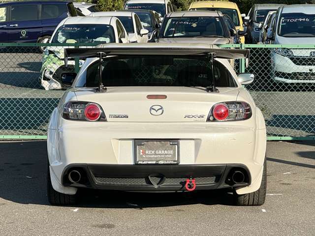 リアは大きく重厚感のある見た目になっていて、ウイングからバンパーにかけて四角い形を印象つけてくれる見た目になっています。