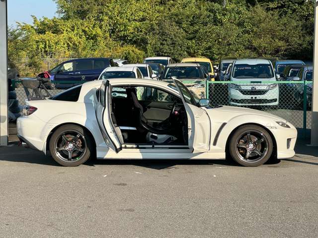 マツダスピードのサイドバンパーを装着しており横から見てもバランスが良くなっています。