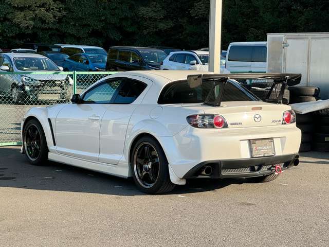 後ろから見るエアロは色気のある凹凸感があり人気の理由のひとつです。