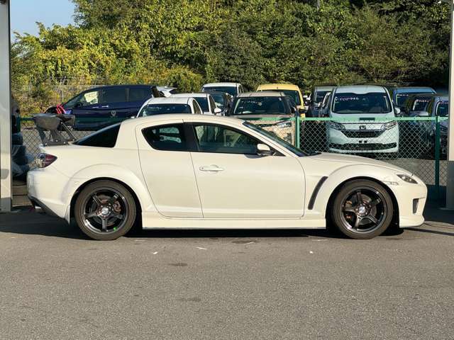 マツダスピードのサイドバンパーを装着しており横から見てもバランスが良くなっています。