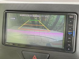 【バックカメラ】駐車時に後方がリアルタイム映像で確認できます。大型商業施設や立体駐車場での駐車時や、夜間のバック時に大活躍！運転スキルに関わらず、今や必須となった装備のひとつです！
