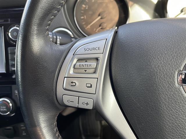 【ステアリングスイッチ】運転中に目線を下げることなく、ナビ操作・音量調節ができる機能です♪