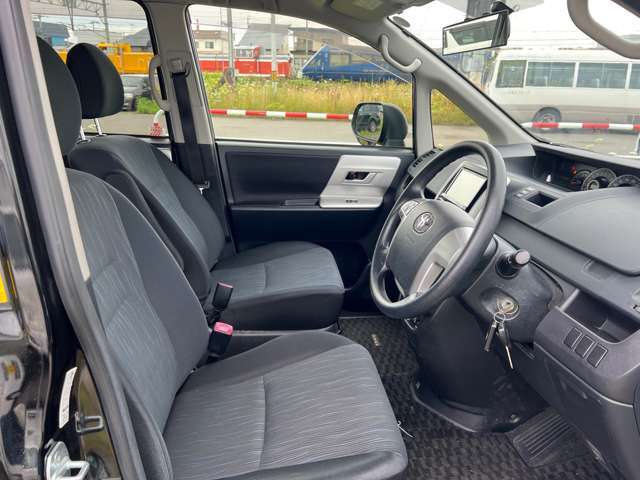肘置きがありますので、運転中も楽々です。