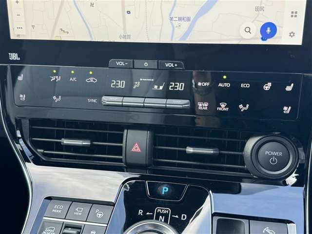 ★エアコンパネル★温度設定で操作ができるオートエアコンが装備されています！