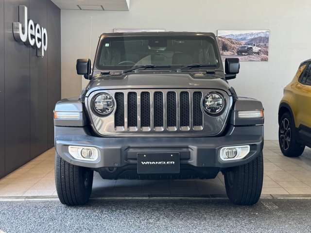 Jeep伝統の丸目のヘッドライトにセブンスロットグリル！一目でJeepだとわかります。