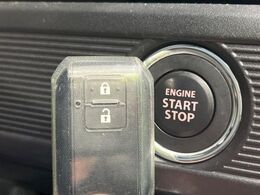 【キーレススタートシステム】カバンやポケットに入れたままでもドアの施錠・解錠が可能なスマートキーを装備。エンジンのオン・オフ時もカギを取り出す必要が無いからとっても便利です♪